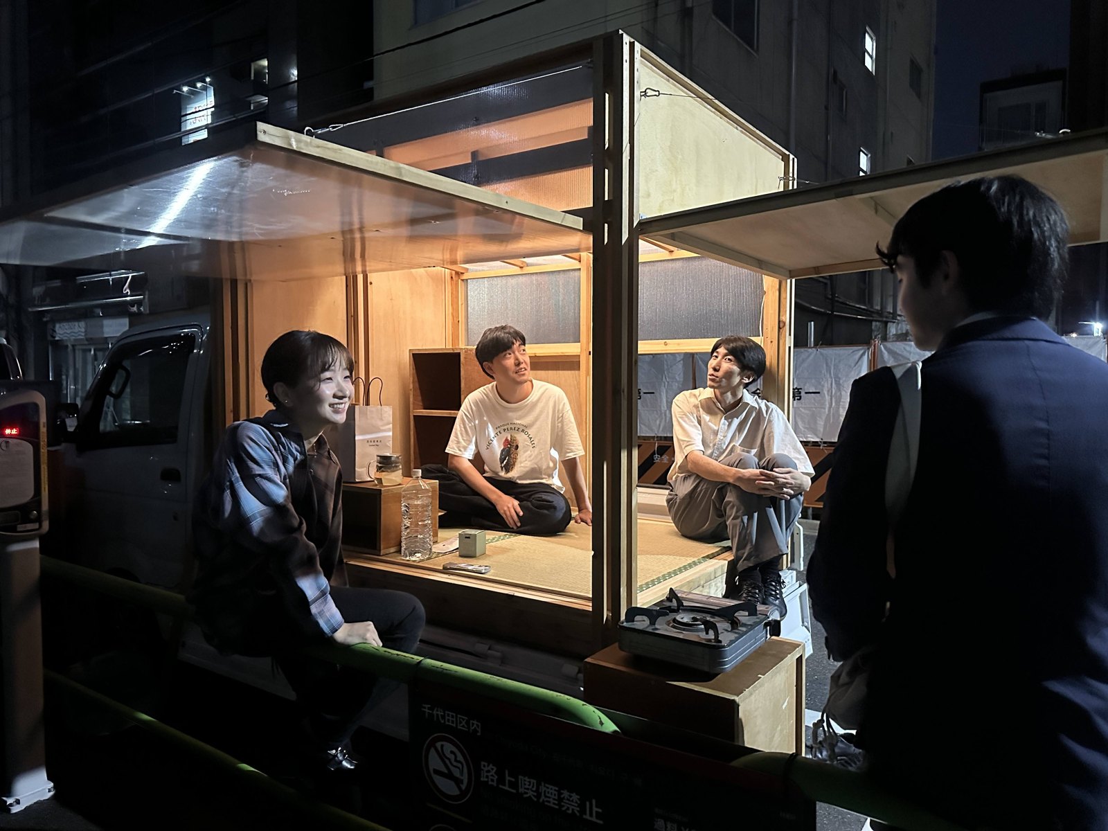 夜の代官山で、軽トラに載せた茶室を囲んで語らう人たち