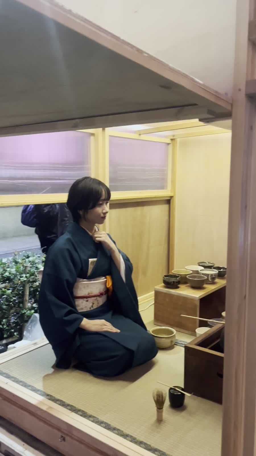 日本橋の夜桜イベントに出店した軽トラ茶室で、来場者を迎える亭主