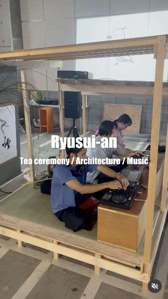 流水庵の木組みの茶室で、音を奏でる出演者たち