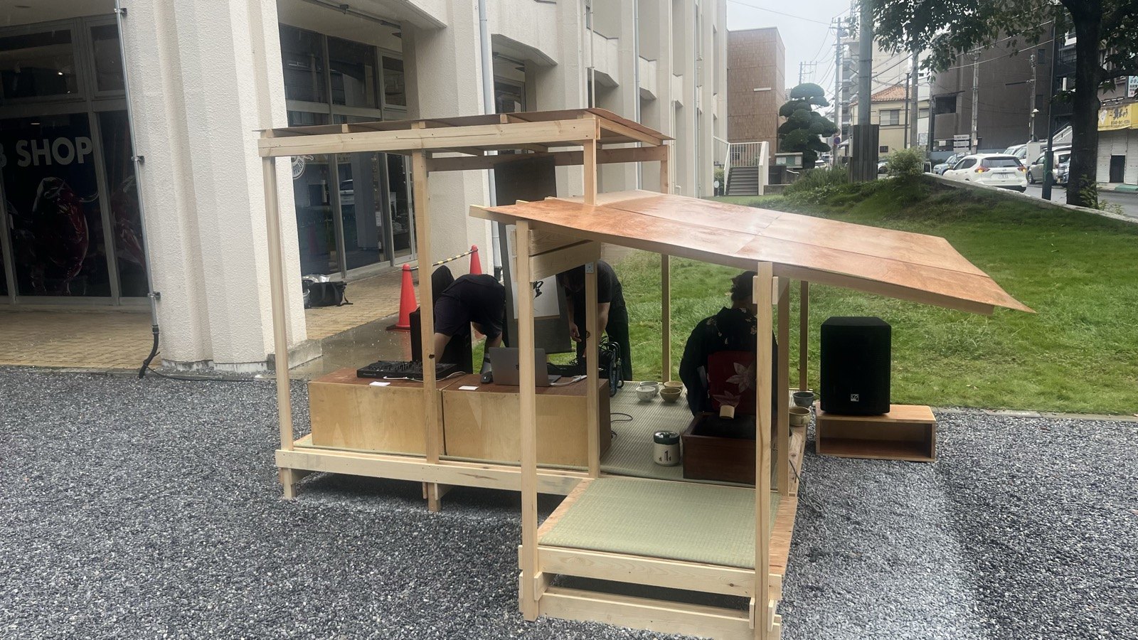 大宮BIBLIの屋外に設えた、木組みと畳からなる流水庵の全景
