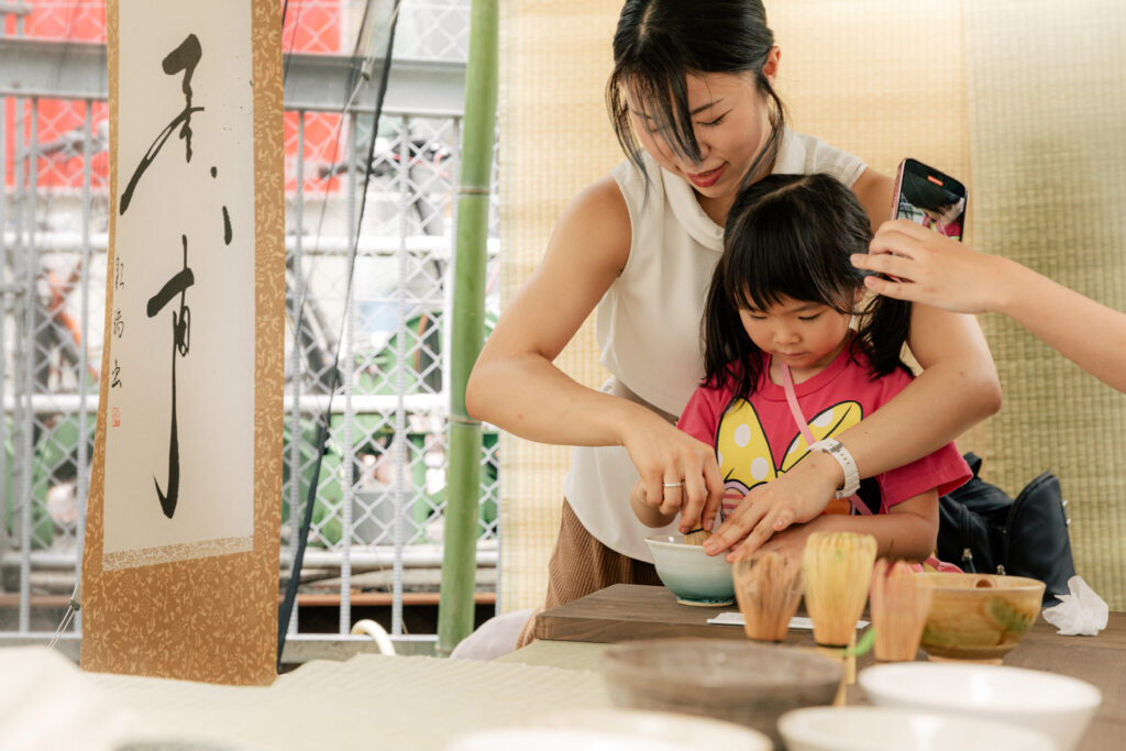 街角の茶室で、親子がお茶を点てるひととき