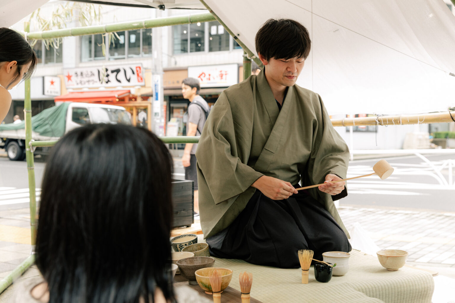 街角の竹とござの茶室で来場者を迎えるTATERU