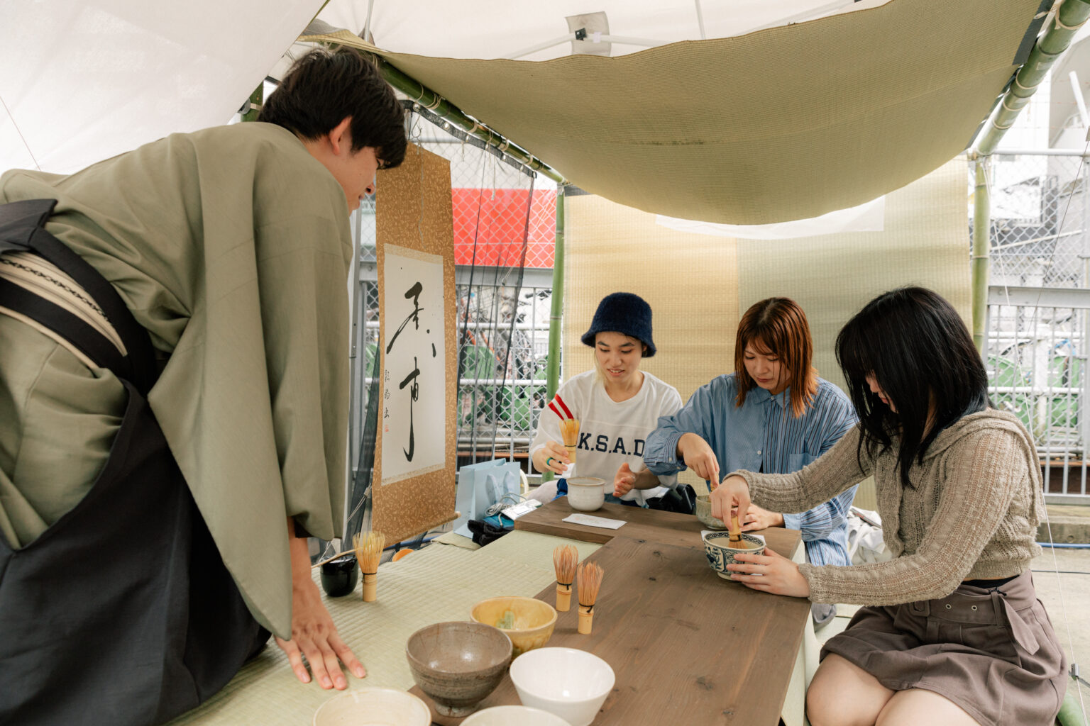 渋谷の街角にひらいた茶室で、それぞれの一服を点てる人たち